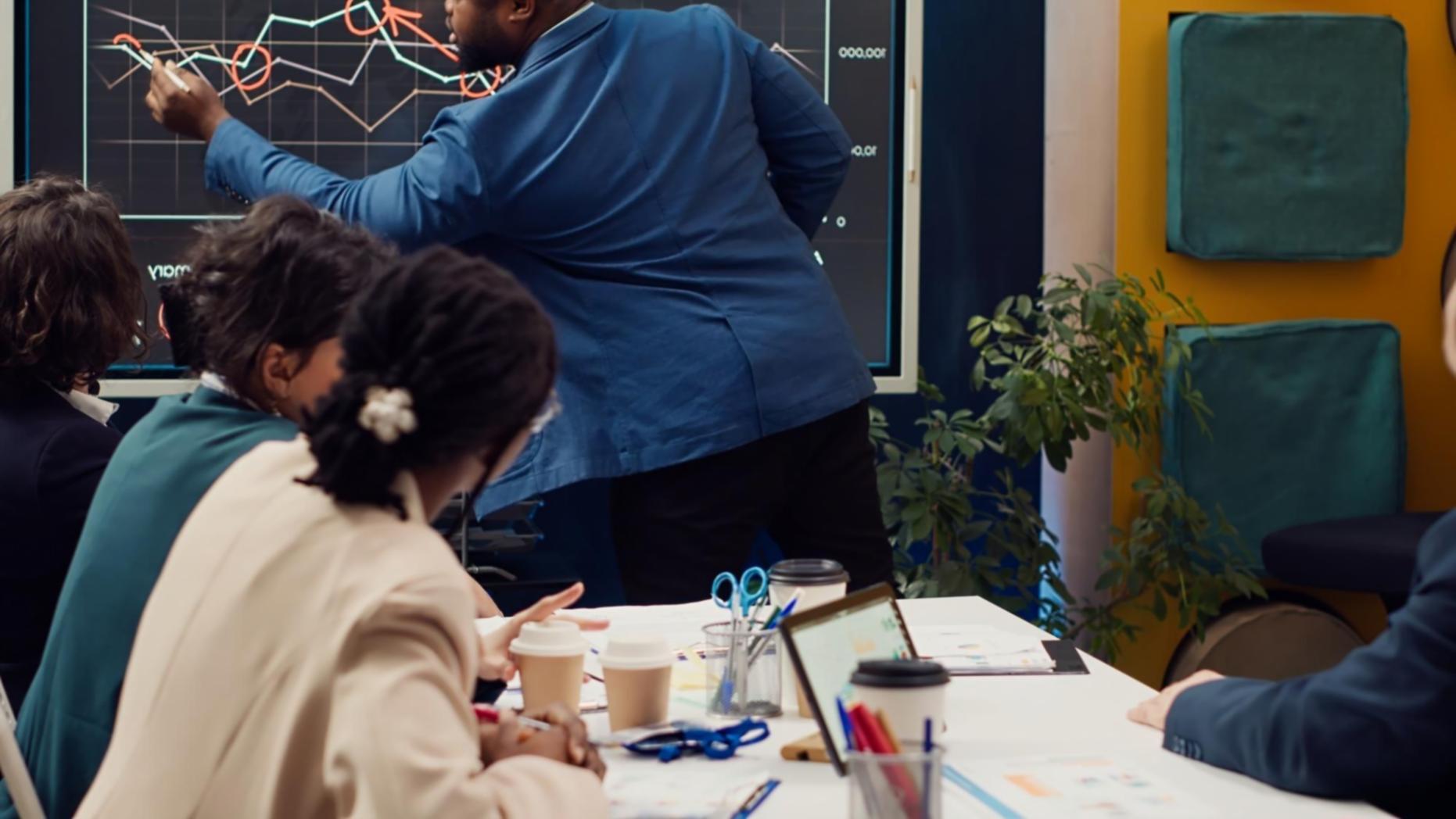 學員正在進行預算規劃實作練習