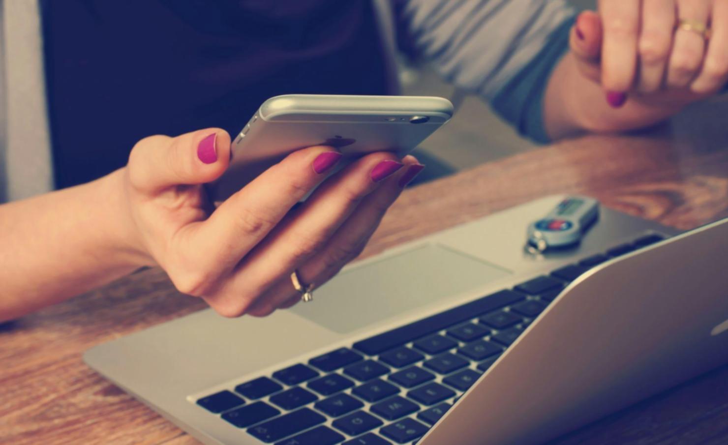 現代化資料中心展示專業的伺服器設備與網路架構